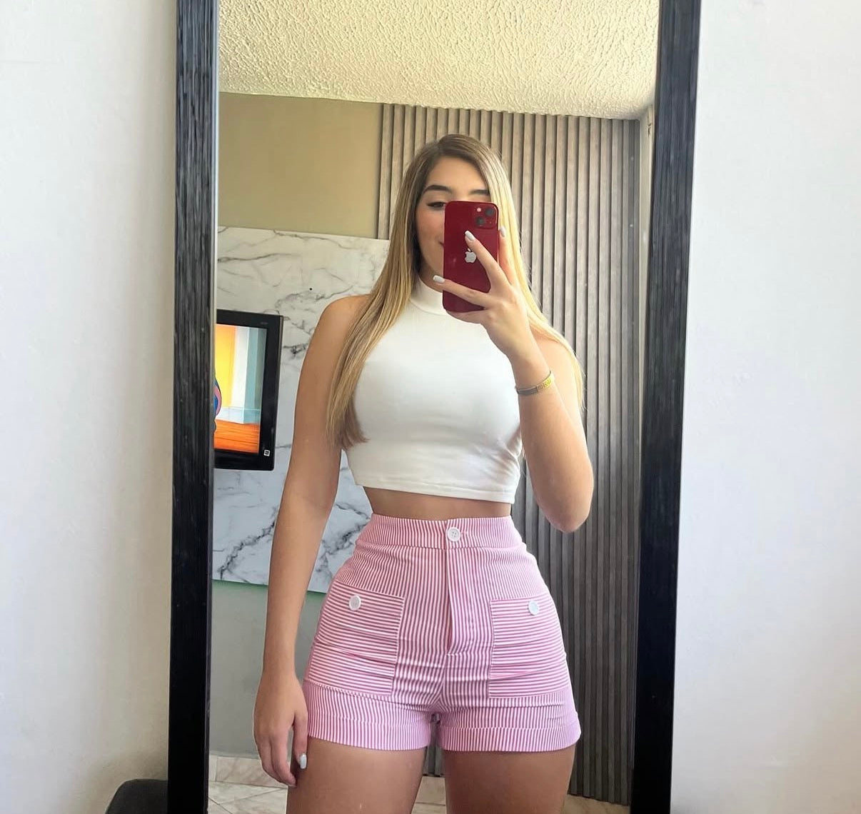 Short rosa a rayas + Top blanco cuello alto